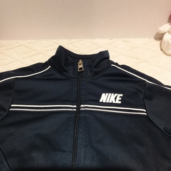 ⬇️Nike full zip track jacket - Picture 2 of 7